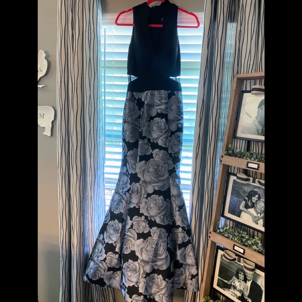 Prom Dresses - Picture 4 of 7